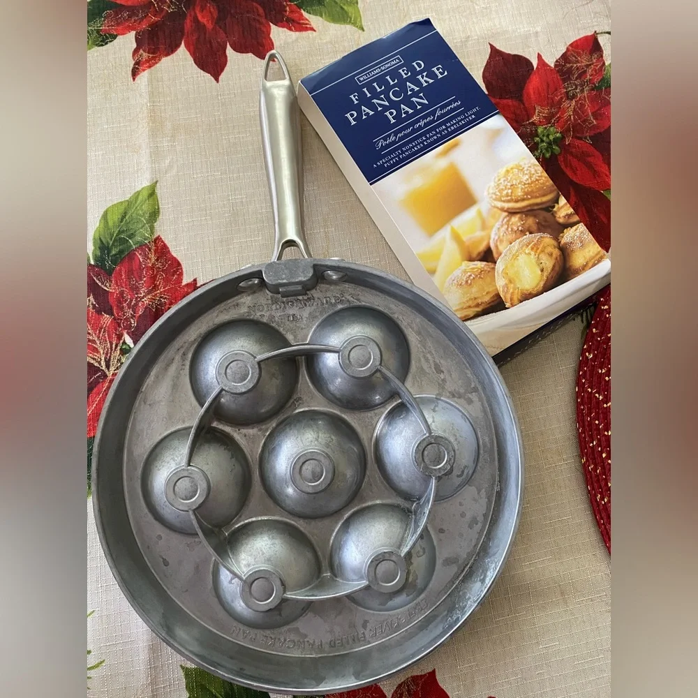 Williams-Sonoma filled pancake pan. NWT